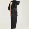 Vestido de noche de satén con detalle de lazo