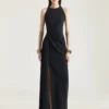 Vestido de noche drapeado con cuello halter en crepé cady Vestido de noche drapeado con cuello halter en crepé cady