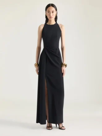 Vestido de noche drapeado con cuello halter en crepé cady
