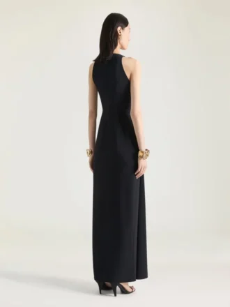 Vestido de noche drapeado con cuello halter en crepé cady