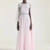 vestido de noche drapeado de gasa con cristales y capa vestido de noche drapeado de gasa con cristales y capa