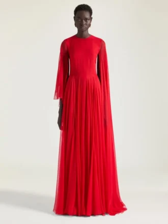 Vestido de noche drapeado en gasa con capa