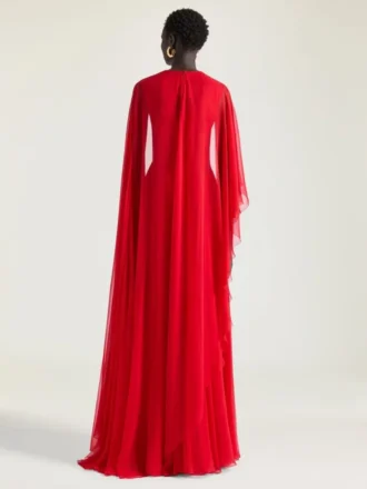 Vestido de noche drapeado en gasa con capa