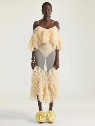 vestido largo con volantes de punto ultrafino 1 330x440 - Mules de tac&oacute;n Boudoir en piel con p&eacute;talos de rosa