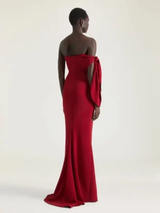 Vestido largo de noche tipo bustier en crepé con lazo y lentejuelas Vestido largo de noche tipo bustier en crepé con lazo y lentejuelas