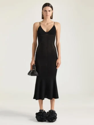 vestido midi de punto calado 1 330x440 - Mules de tac&oacute;n Boudoir en piel con p&eacute;talos de rosa