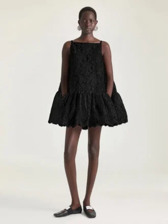 Vestido mini con volantes y corte asimétrico en encaje