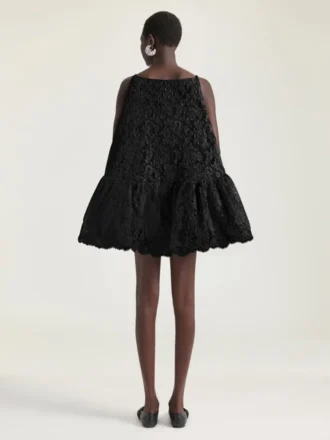 Vestido mini con volantes y corte asimétrico en encaje